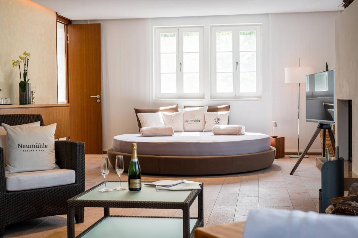 Ein Bett oder Betten in einem Zimmer der Unterkunft Neumühle Resort & Spa