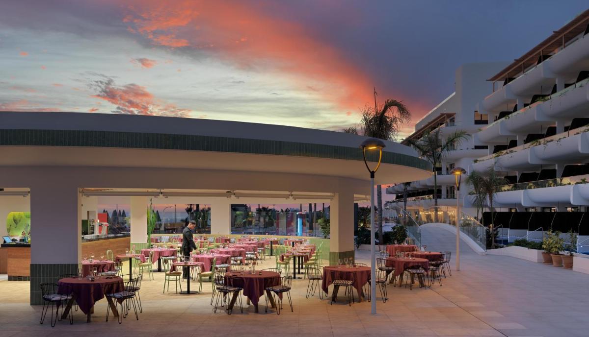 Un restaurante o sitio para comer en H10 Atlantic Sunset Horizons Collection
