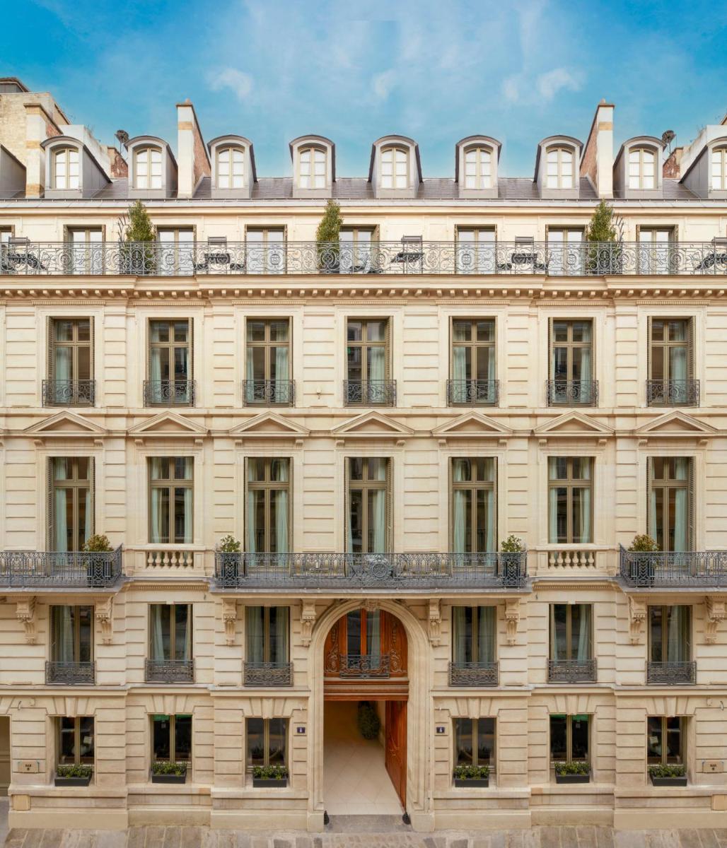 un immeuble de paris avec beaucoup de fenêtres dans l'établissement Maison Delano Paris, à Paris