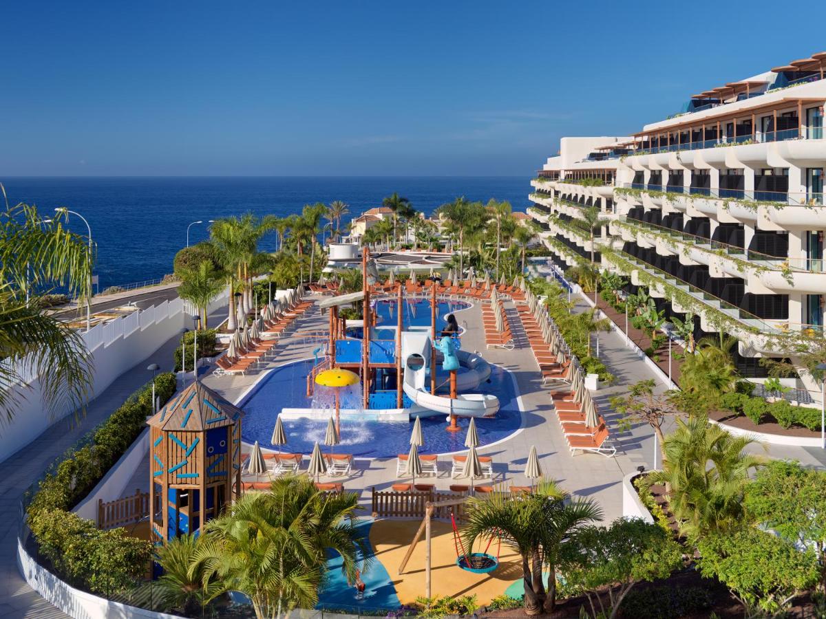 Una vista aérea de un complejo turístico con un parque acuático. en H10 Atlantic Sunset Horizons Collection, en Adeje