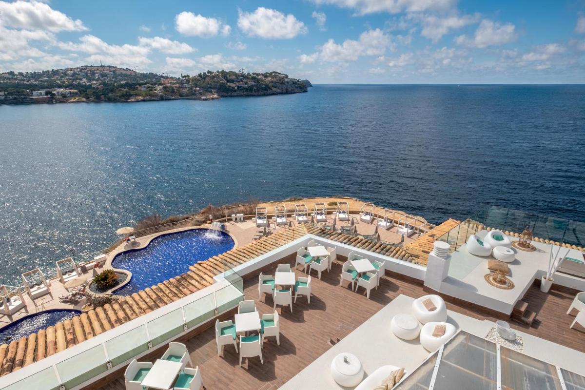 Una vista aérea de un resort con piscina y el océano. en Sentido Fido Punta del Mar Hotel & Spa - Adults Only, en Santa Ponsa