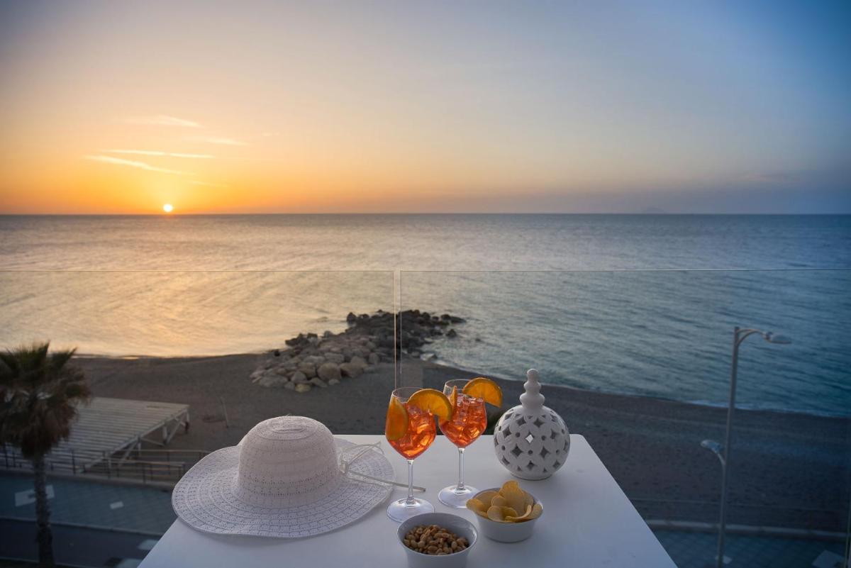 Seaside Hotel - Housity