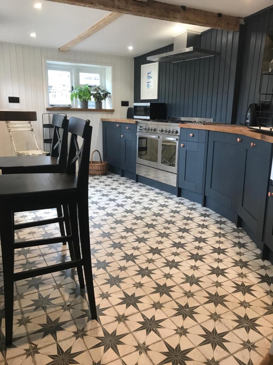 Stunning seaside cottage seconds from beach by Whitstable-Holidays, Fig Cottage - Housity