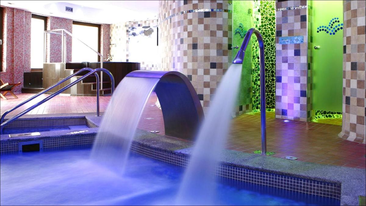Una piscina con un tobogán de agua en una habitación. en Blanco Hotel Spa, en Navia