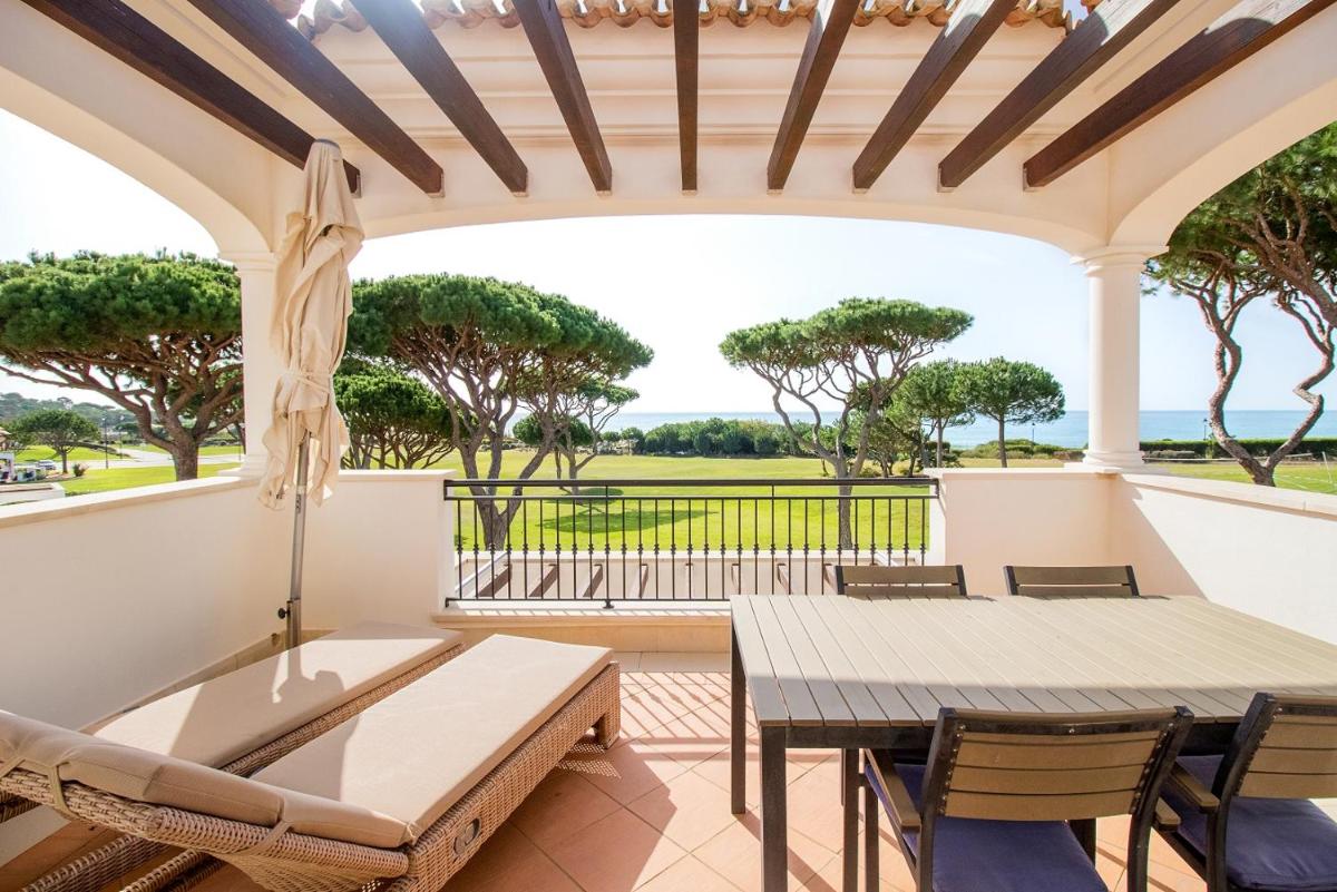 Uma varanda ou terraço em Dunas Douradas Beach Club