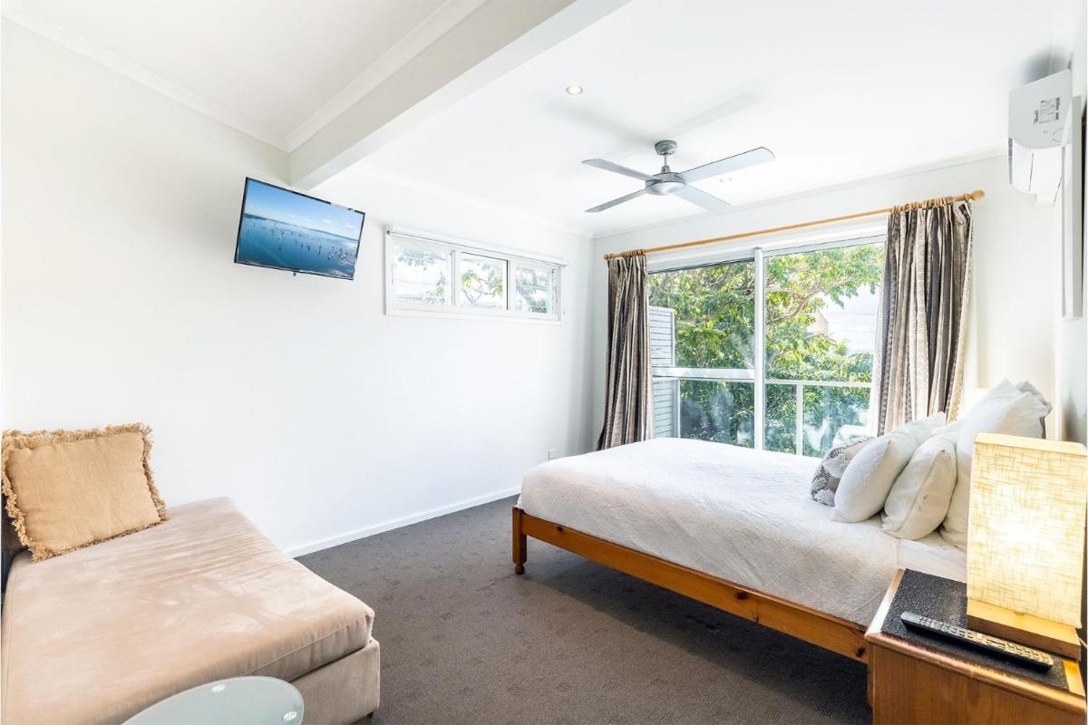 Florida 1 - 2 min walk to beach shops and restaurants - Housity