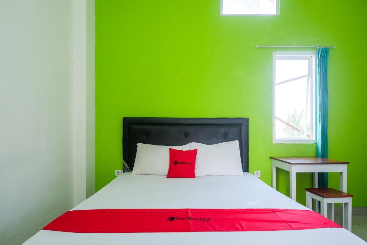 RedDoorz near Pakuwon Mall Solo Baru - Housity