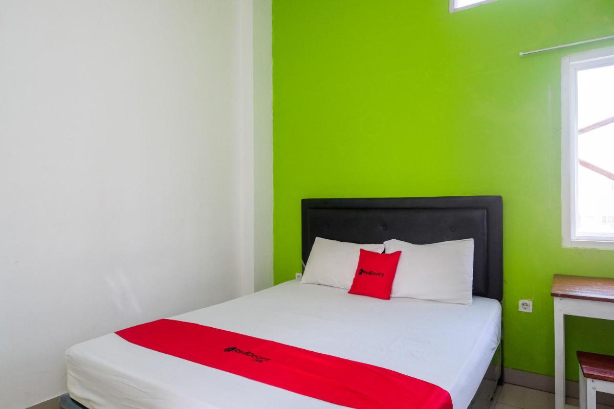 RedDoorz near Pakuwon Mall Solo Baru - Housity