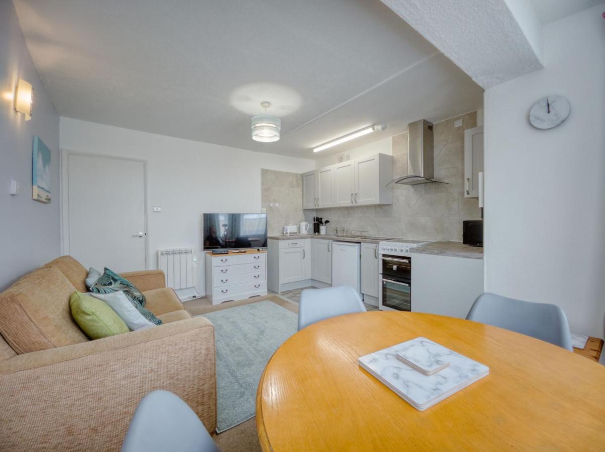Apartment 7 - 1 bedroom Sea front location - Step free access from rear - Free Parking - Housity