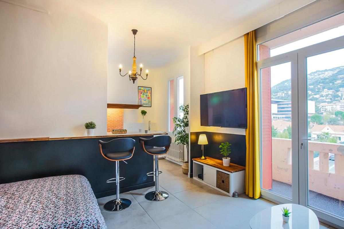 Suitetrails - #3 Toulon CENTRE, BALCON, LUMINEUX, STATIONNEMENT FACILE, TOUT CONFORT