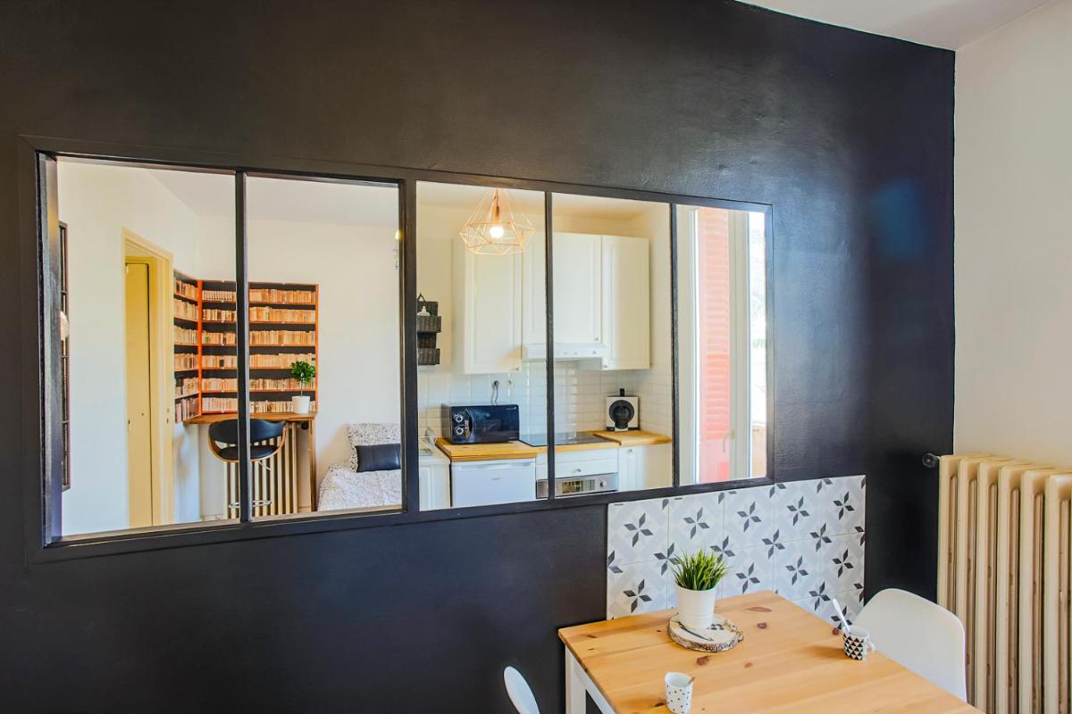 #4 Toulon CENTRE, BALCON, VUE SUR CORNICHE, LUMINEUX, AU CALME, STATIONNEMENT FACILE & GRATUIT - Housity