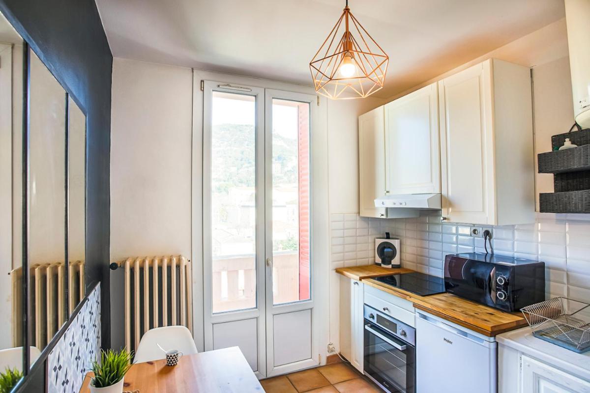 Suitetrails - #4 Toulon CENTRE, BALCON, VUE SUR CORNICHE, LUMINEUX, AU CALME, STATIONNEMENT FACILE & GRATUIT