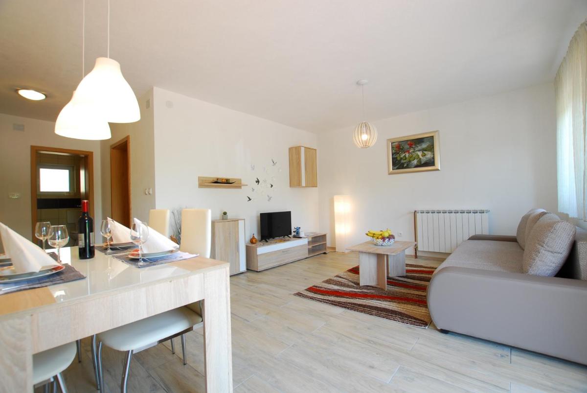 Apartments with a parking space Rijeka - 18146 - Housity