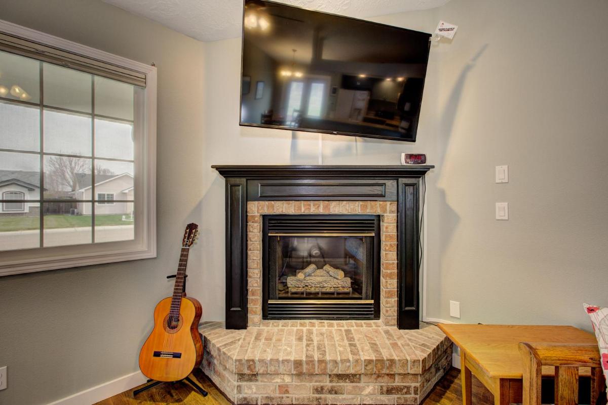 Hello Dolly! 3 beds, 2 bath, 2 TV's, Fireplace, Quiet Neighborhood in Star, ID minutes from walking trails and river views - Housity