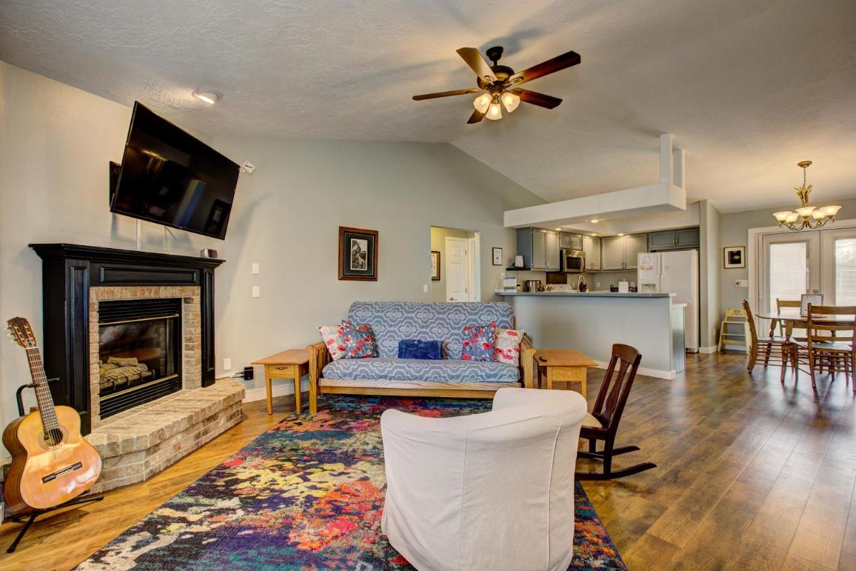 Hello Dolly! 3 beds, 2 bath, 2 TV's, Fireplace, Quiet Neighborhood in Star, ID minutes from walking trails and river views - Housity