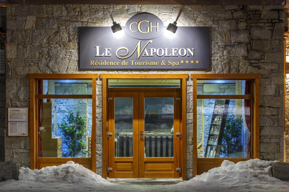 un bâtiment avec un panneau au-dessus des portes d'un magasin dans l'établissement CGH Résidence Boutique Le Napoléon, à Montgenèvre