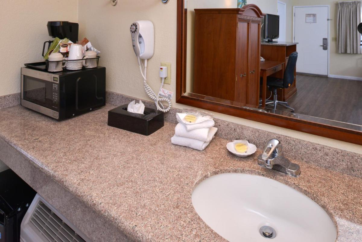 Edgewater Inn and Suites - Housity