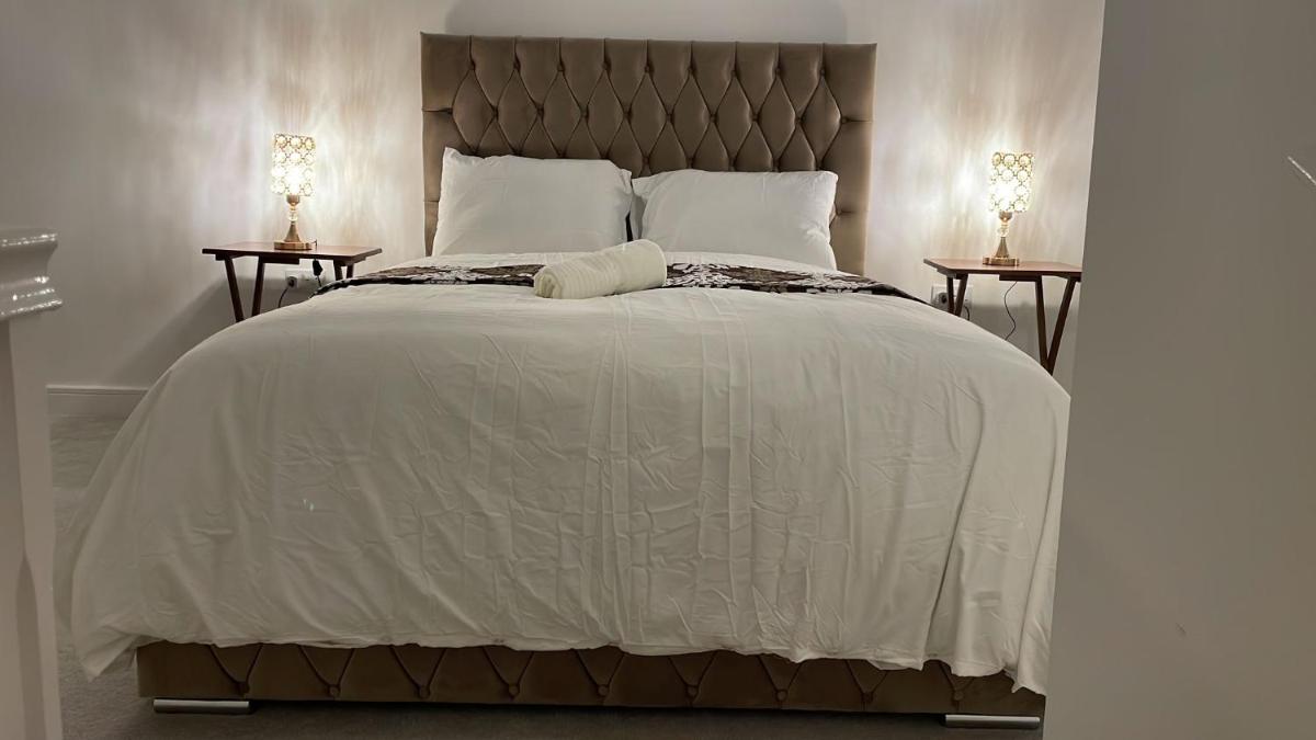 Deluxe En suite Bedroom with free on site parking - Housity