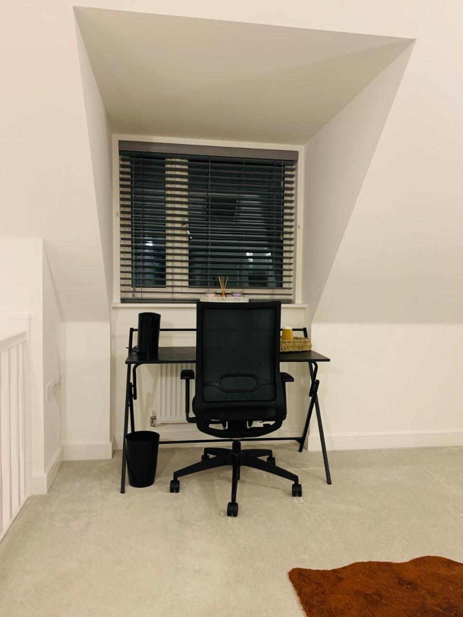 Deluxe En suite Bedroom with free on site parking - Housity