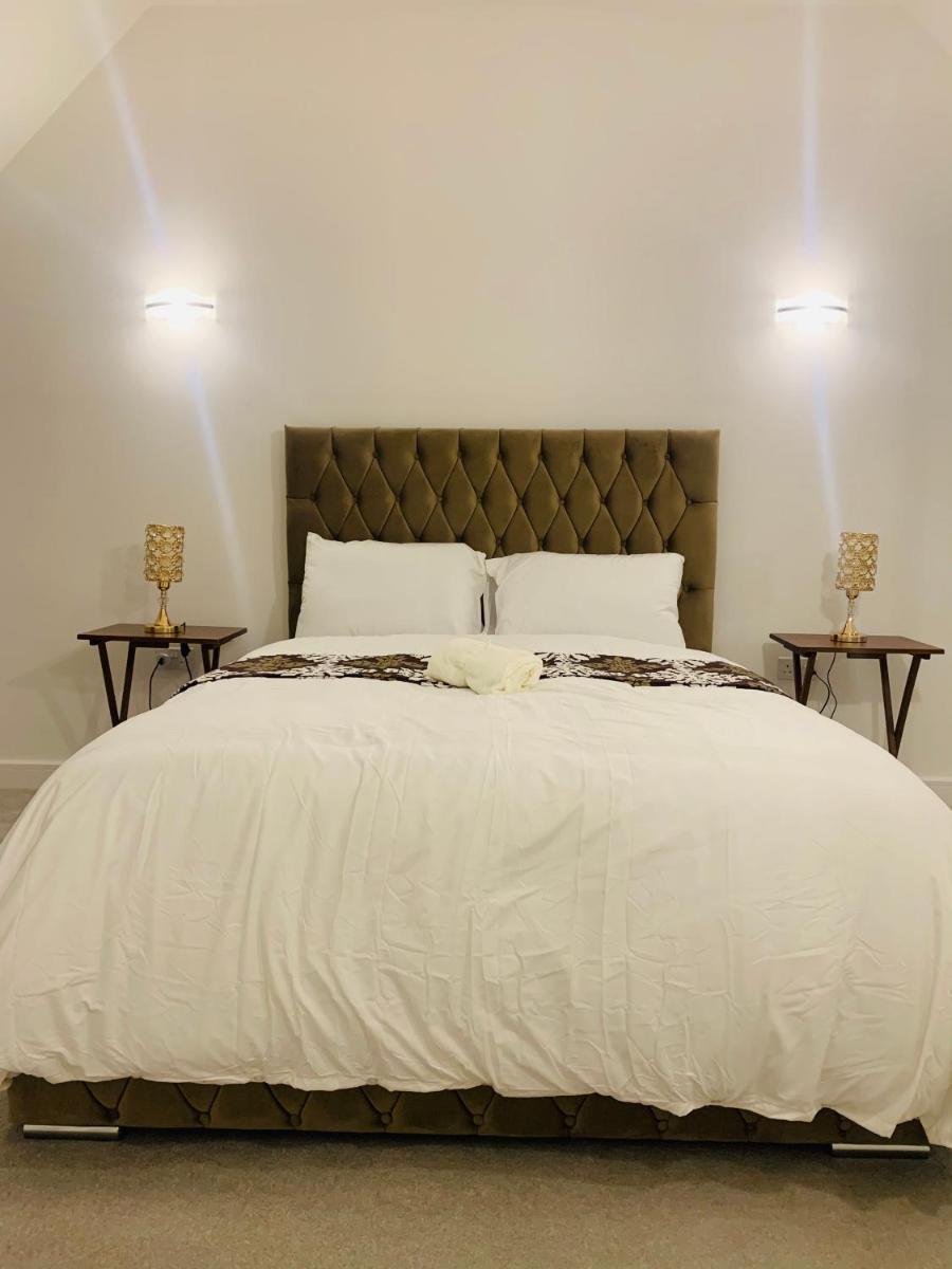 Deluxe En suite Bedroom with free on site parking - Housity
