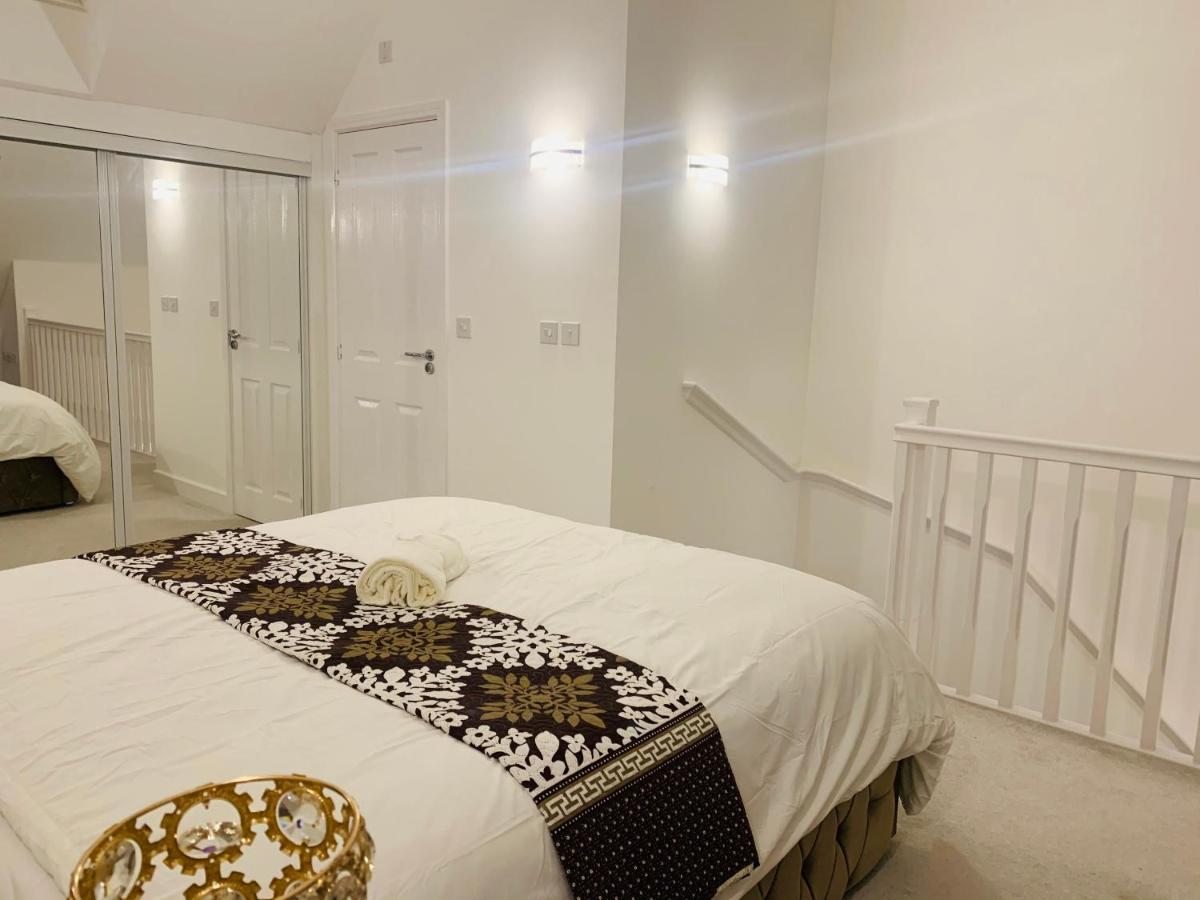 Deluxe En suite Bedroom with free on site parking - Housity