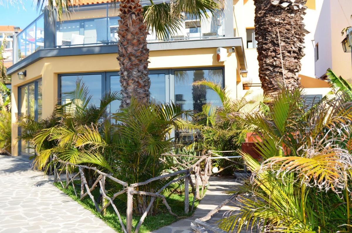 Um jardim no exterior de Hotel Cais da Oliveira