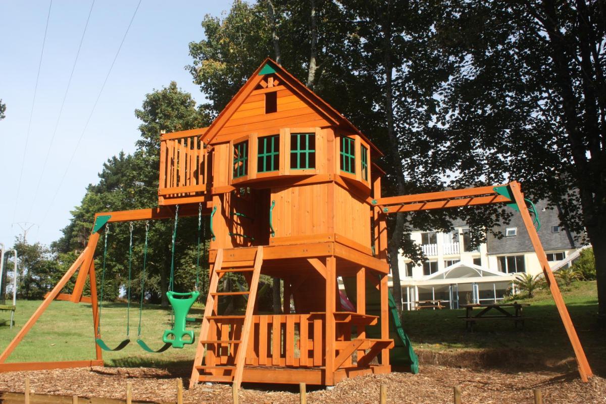Aire de jeux pour enfants de l'établissement Logis Latitude Ouest Hôtel Restaurant & Spa