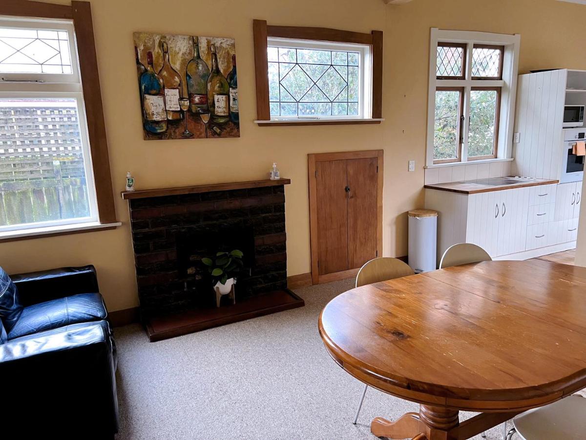 NO PARTY ALLOWED, Peaceful, Spacious, central Petone, free unlimited Fibre Wi-Fi & free parking - Housity