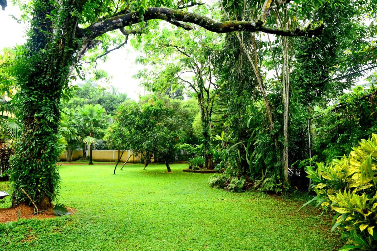 Colonial Villa Padukka - Housity