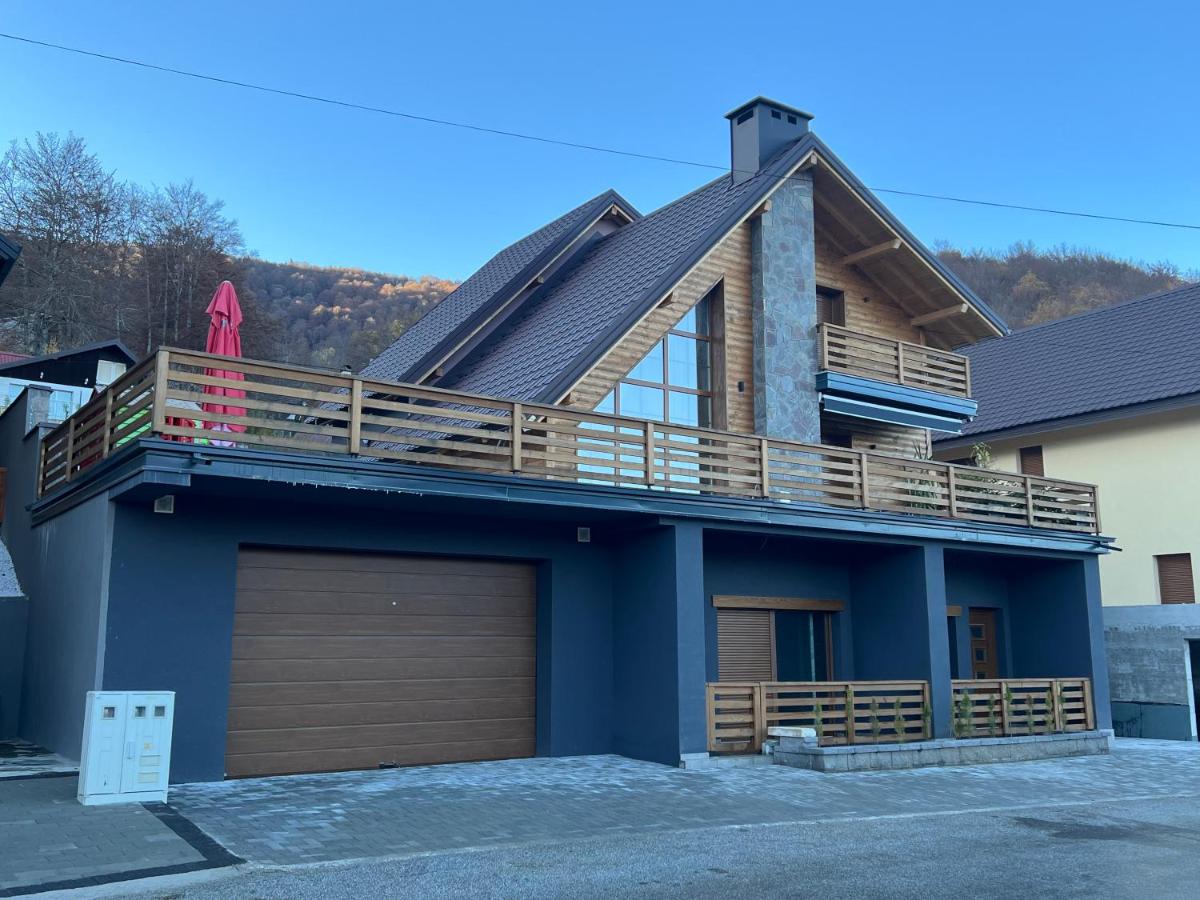 Villa Lake House - Housity