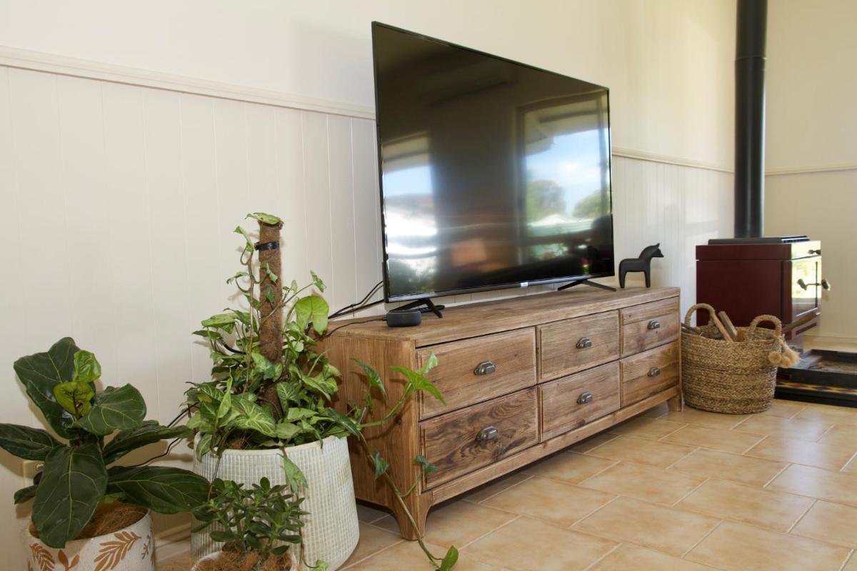 Marigold Cottage, A Blue Mountains Oasis- Spacious, Views & Kangaroos - Housity