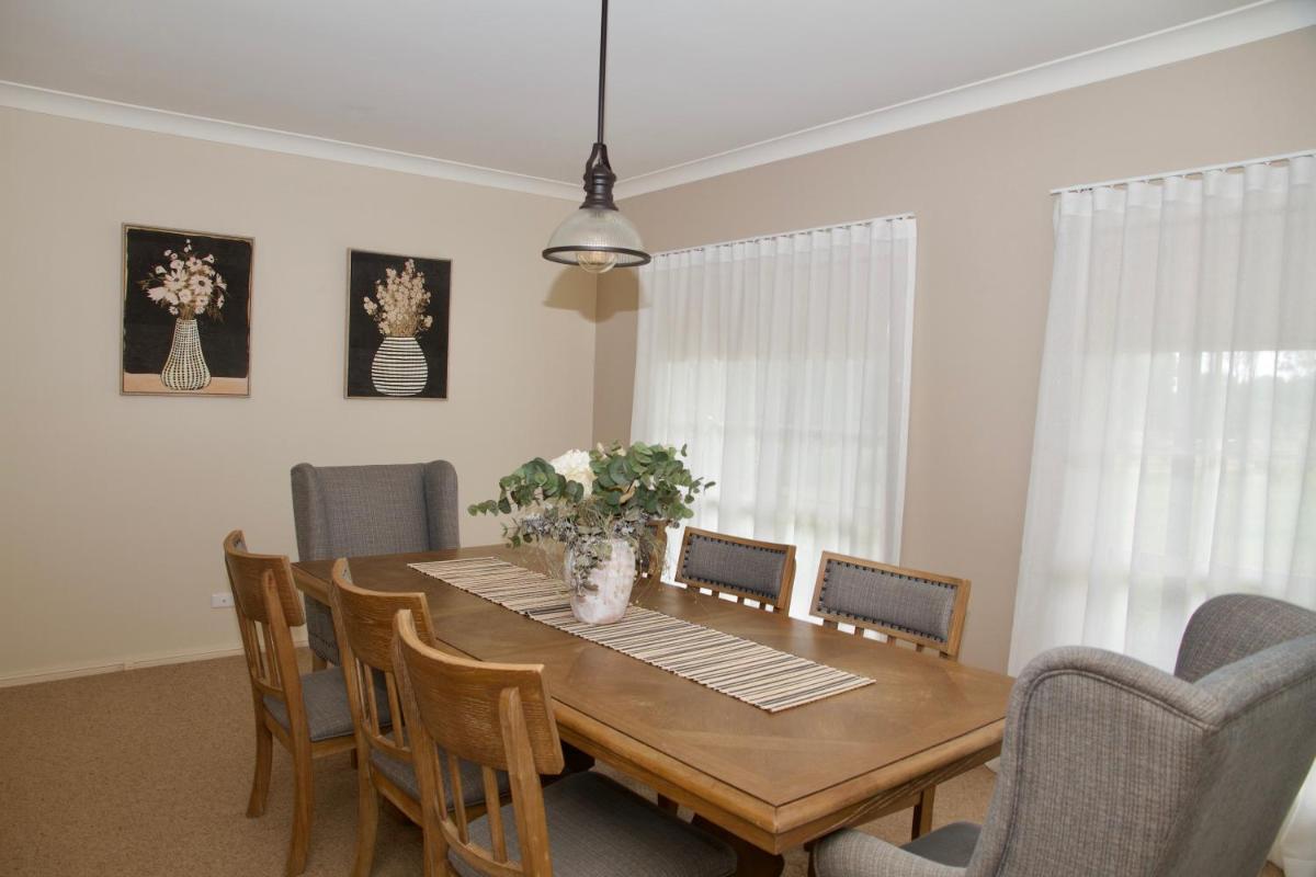 Marigold Cottage, A Blue Mountains Oasis- Spacious, Views & Kangaroos - Housity