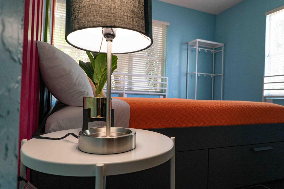 Beds n' Drinks - Housity