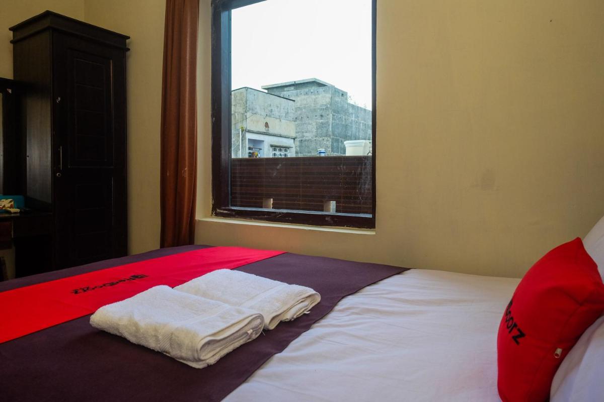 RedDoorz at Hotel Rich Parepare near Pantai Mattirotasi - Housity