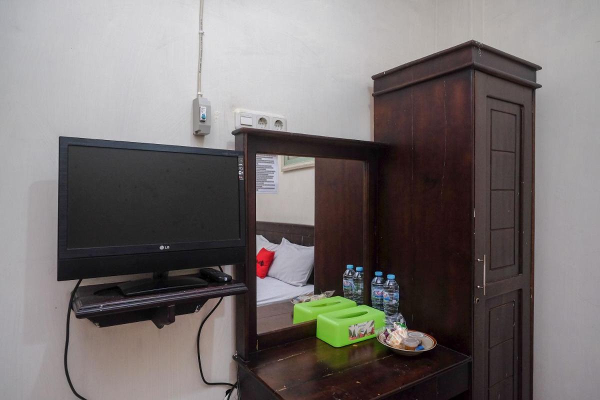 RedDoorz at Hotel Rich Parepare near Pantai Mattirotasi - Housity