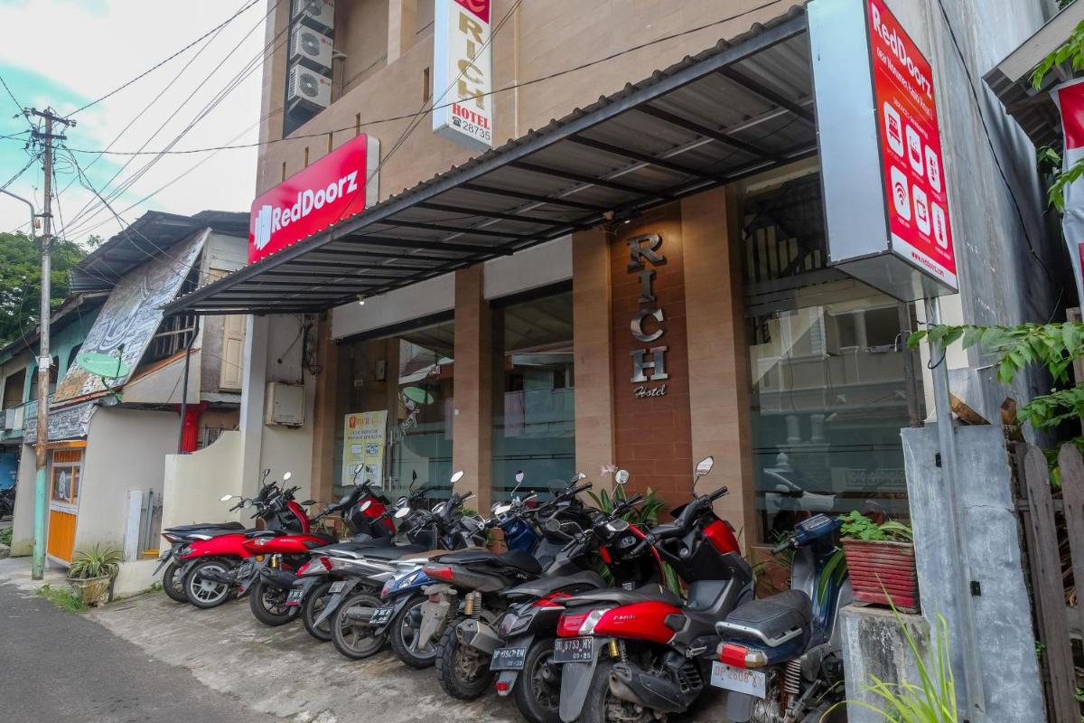 RedDoorz at Hotel Rich Parepare near Pantai Mattirotasi - Housity
