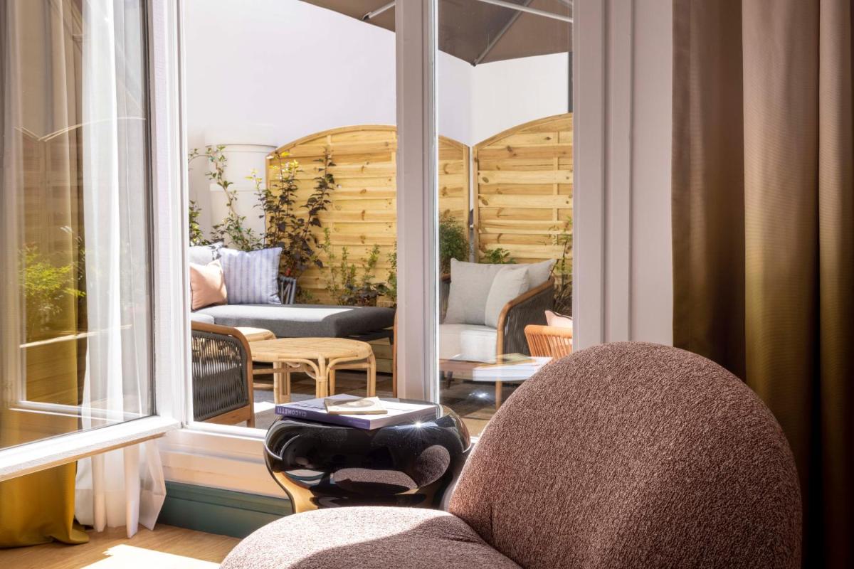 Coin salon dans l'établissement Hôtel Bel Ami