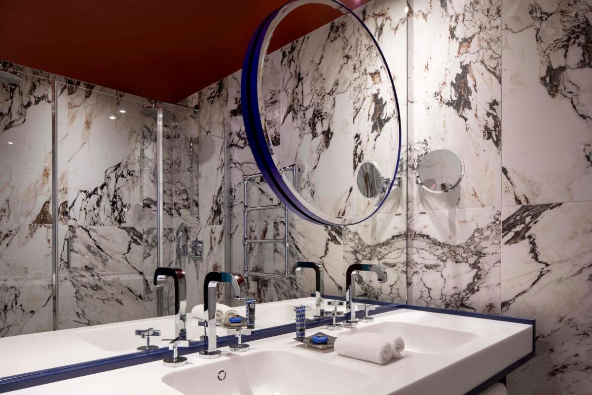 Salle de bains dans l'établissement Hôtel Bel Ami