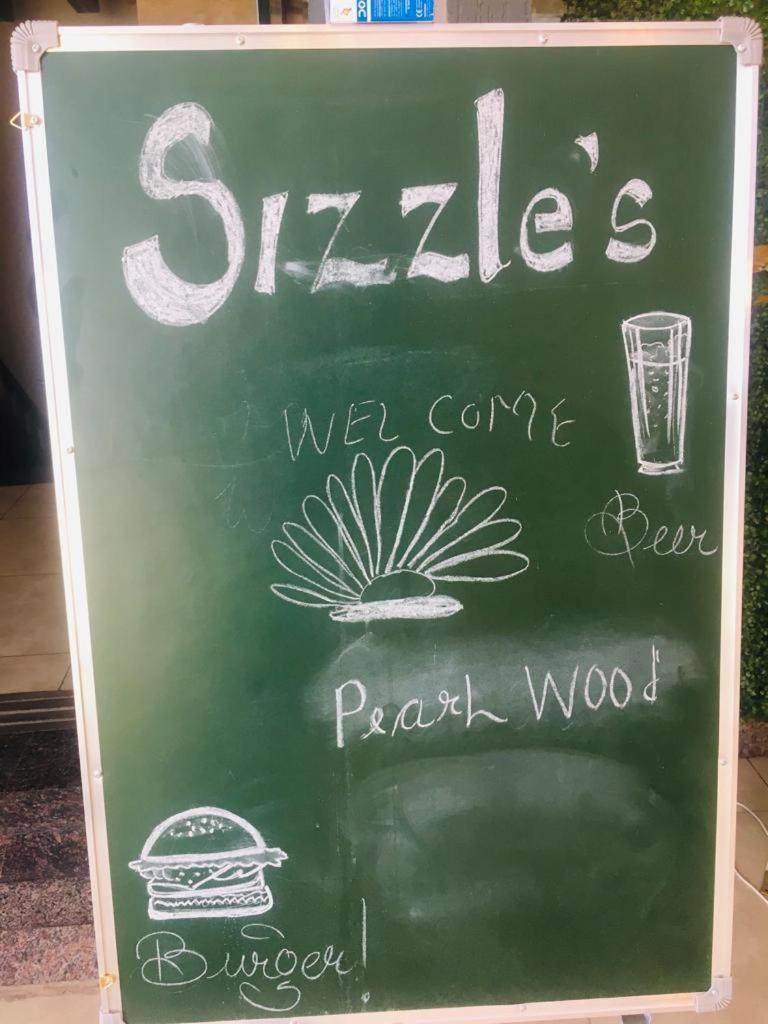 Hotel Pearl Wood - Housity