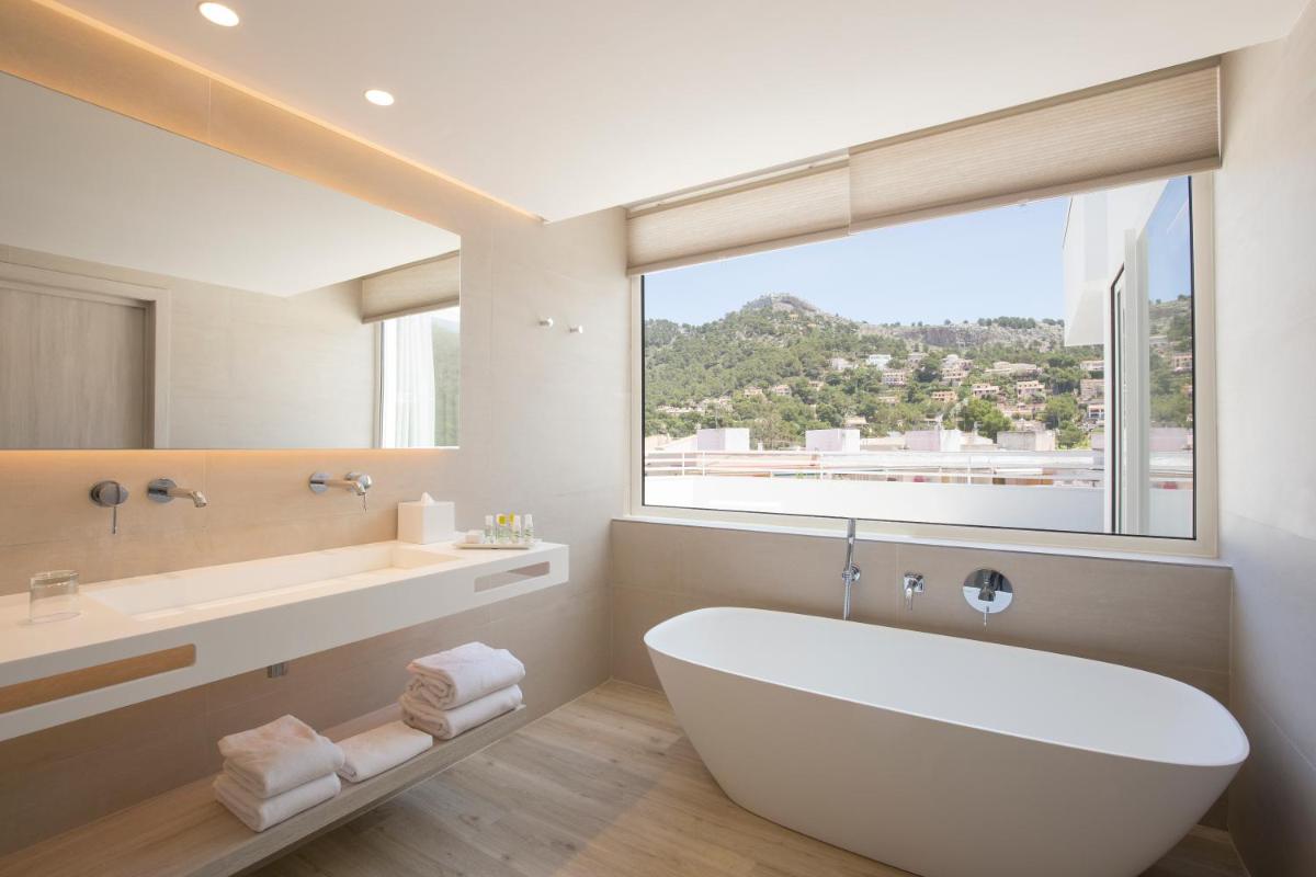 baño con una gran bañera blanca y una ventana en Canyamel Park Hotel & Spa - 4* Sup - Adults only (+16), en Canyamel