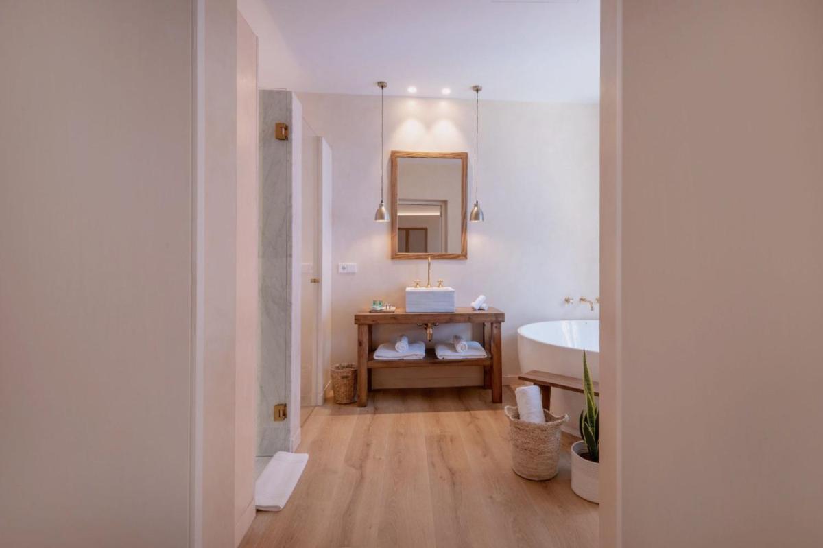 Un baño de Hotel Palau Macelli & Spa