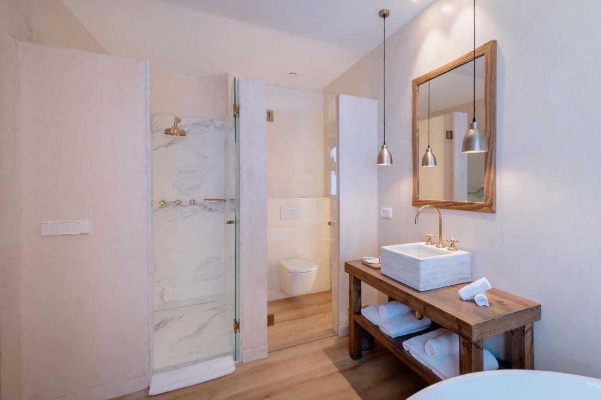 Un baño de Hotel Palau Macelli & Spa