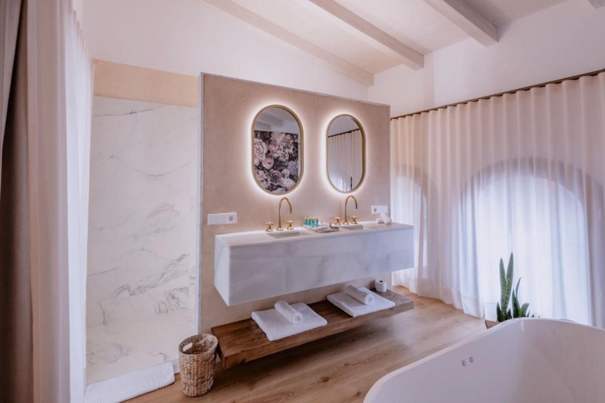 Un baño de Hotel Palau Macelli & Spa