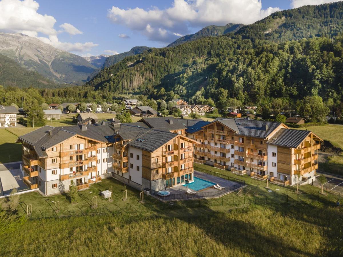 - une vue aérienne sur un complexe d'appartements dans les montagnes dans l'établissement Résidence Club MMV Samoens, à Samoëns
