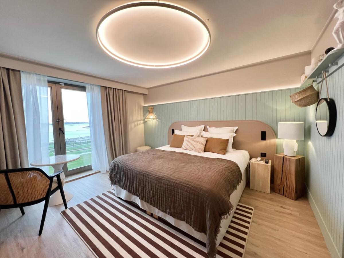 Un ou plusieurs lits dans un hébergement de l'établissement Emeria Dinard Thalasso Spa