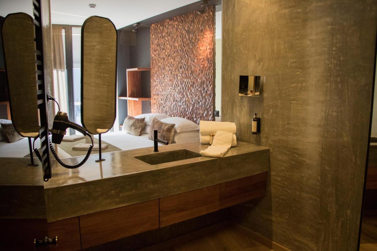 Uma cama ou camas num quarto em Well Hotel & Spa
