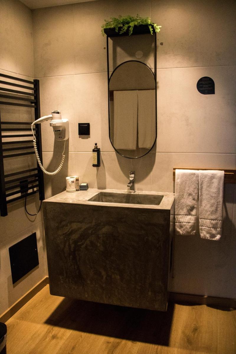 Uma casa de banho em Well Hotel & Spa
