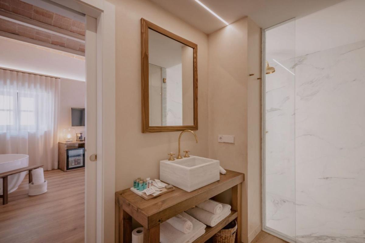 Un baño de Hotel Palau Macelli & Spa