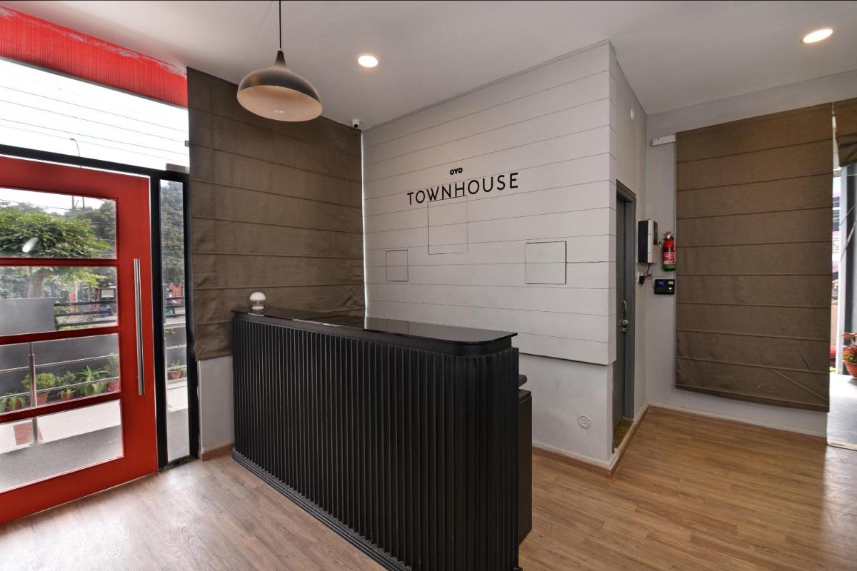 Suitetrails - Super OYO Townhouse 183 Function Inn Near Chaudhary Charan Singh International Airport