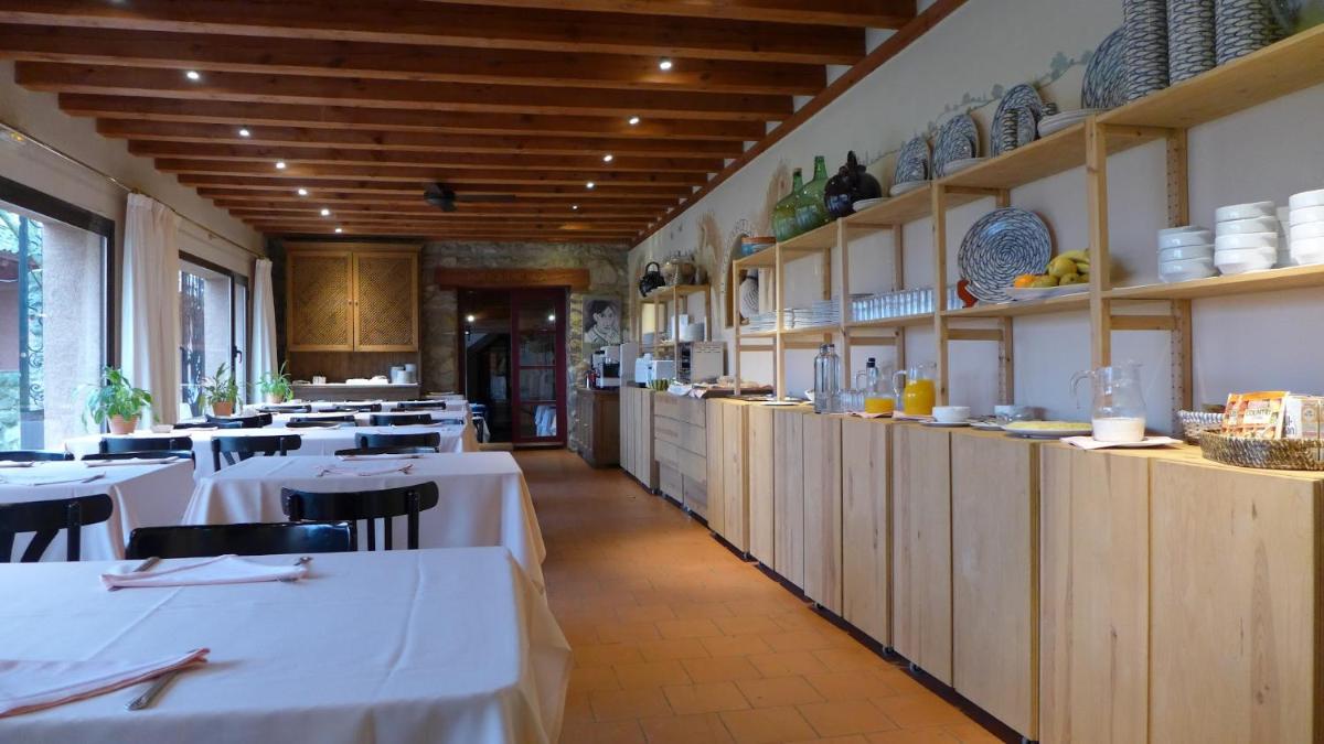 Un restaurante o sitio para comer en Hotel El Rancho